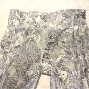 White / gray Lululemon ankle leggings